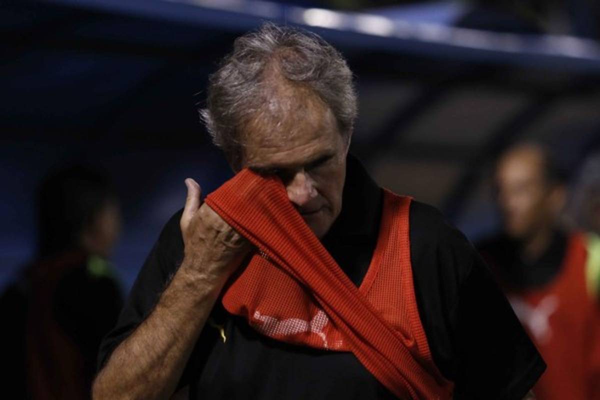 FOTOS: Así fue el sufrimiento de Marito Zanabria antes de renunciar en Real España