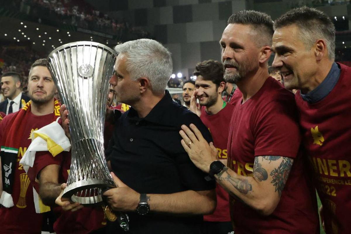 Las lágrimas de Mourinho tras ganar la Conference League con la Roma y el gesto con el que afirma que es el mejor del mundo