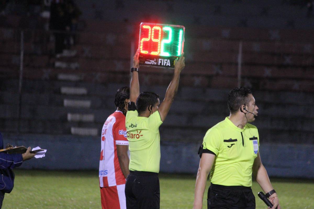 Debut amargo: Así fue el estreno del volante mexicano Carlos Gullit Peña con los colores del Vida