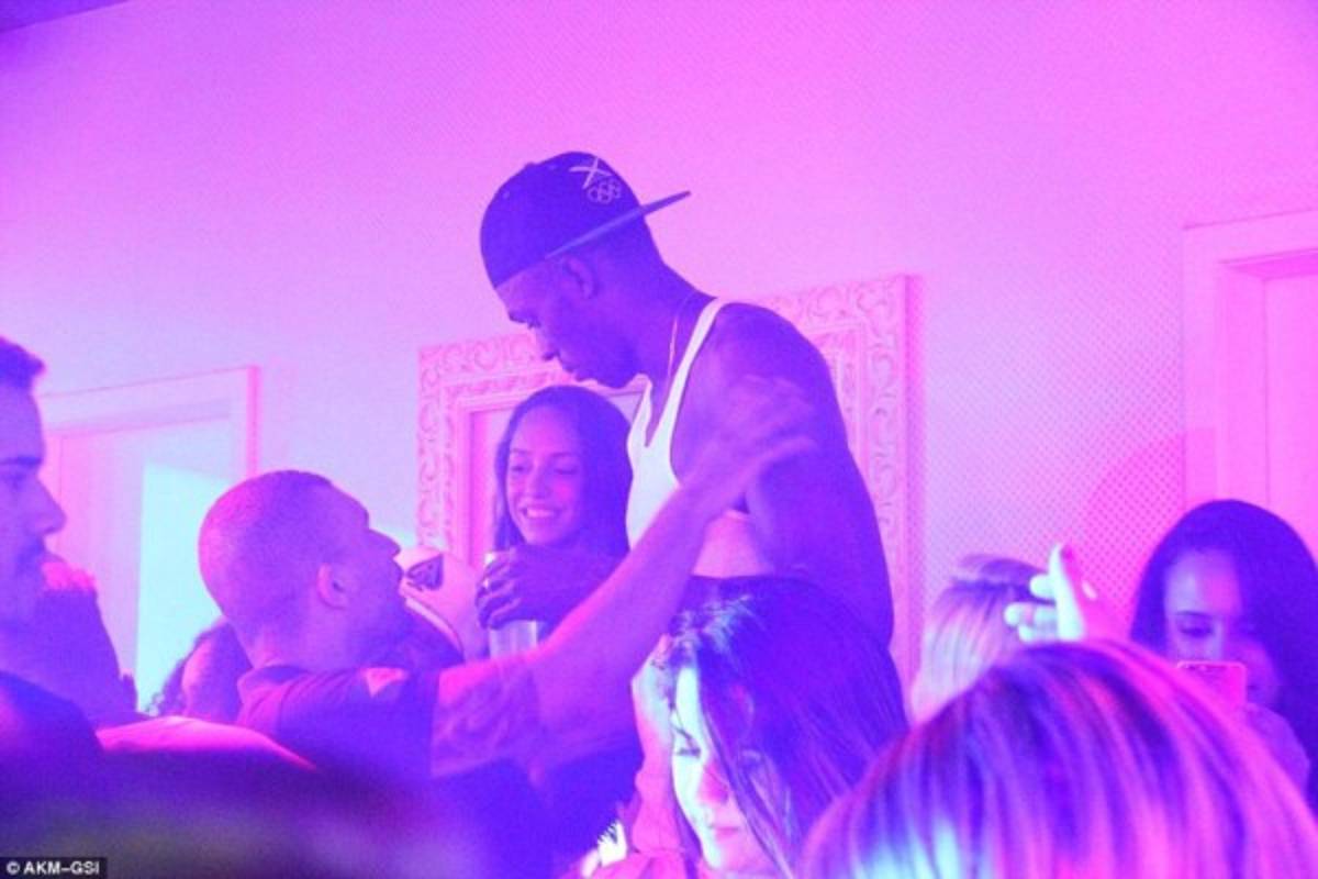 Escandalosas fotos de la fiesta de Usain Bolt ¡con una tercera mujer!