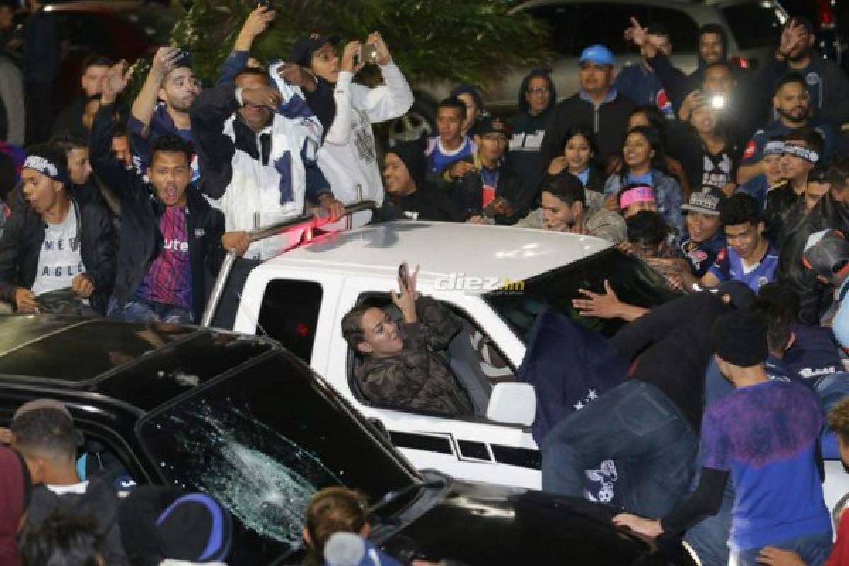 ¡Tegucigalpa se tiñe de azul! Aficionados salen a las calles a festejar la 16 del Motagua