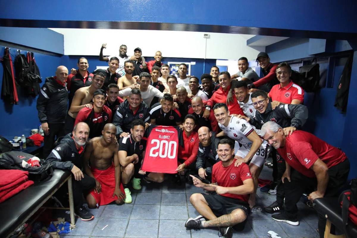 ¡Destacado! Alex López logra marca histórica con el Alajuelense de Costa Rica y recibe un reconocimiento