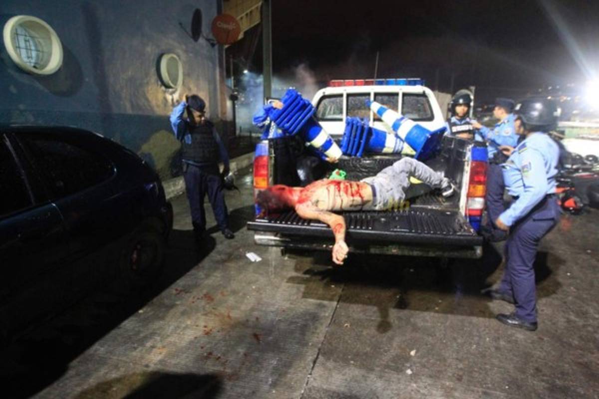¡Muertos, heridos y desmayados! El caos dentro y fuera del Estadio Nacional