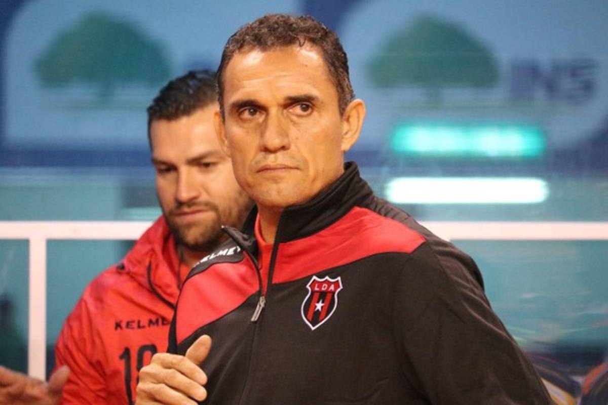 Alajuelense confirma la continuidad de Luis Diego Arnáez en el banquillo