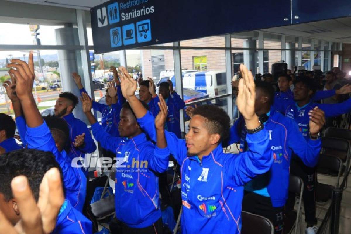 La Sub-20 de Honduras es recibida con pancartas, abrazos y homenaje