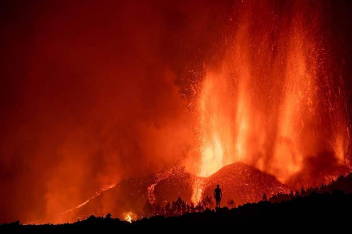 De terror: Volcán en España destruye un centenar de casas y obliga a evacuar cinco mil personas; 'Lo ves en las películas y no lo crees'