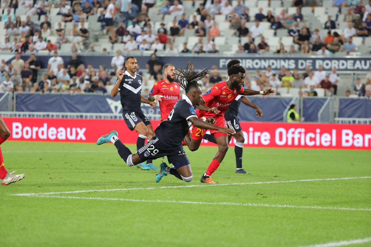 ¿Último partido en Francia? Alberth Elis fue titular y participó en los goles del Girondins en paliza por Ligue 2