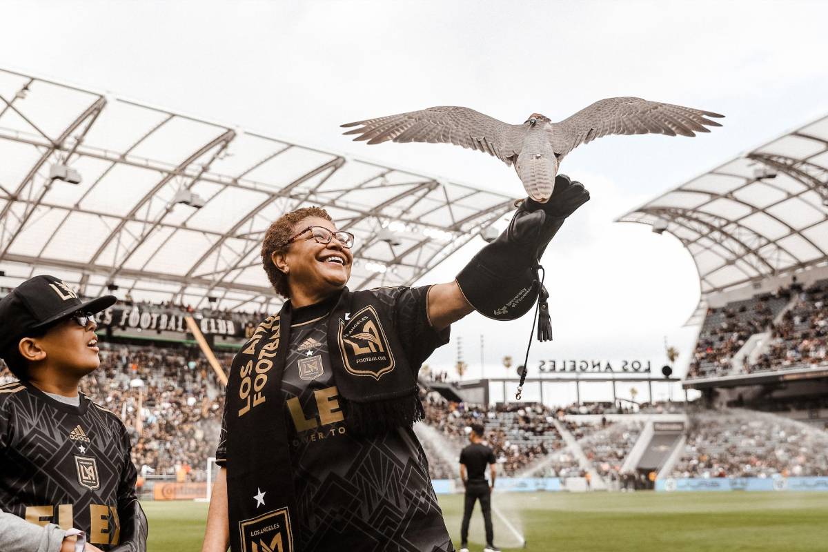 ¡Lujazo del LAFC! Famosos, anillos millonarios y espectacular tifo en estreno de la nueva casa de Denil Maldonado