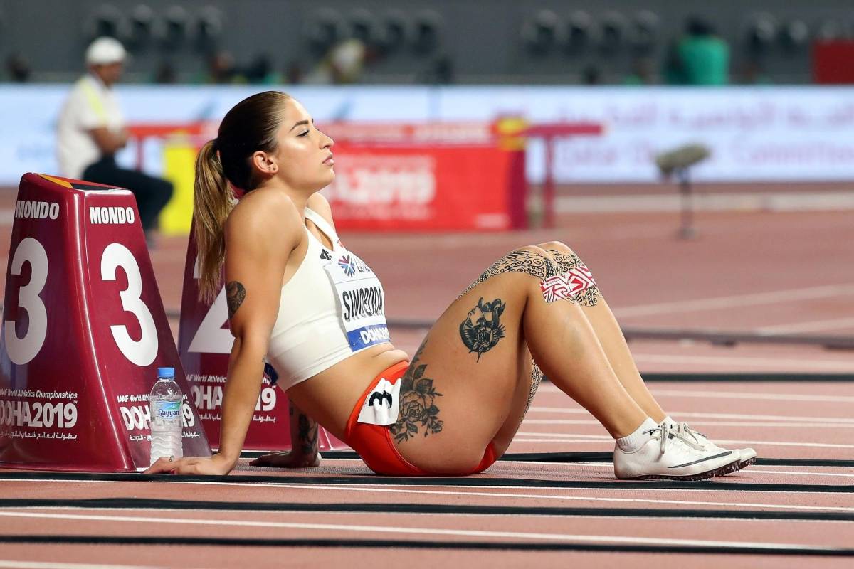 París 2024: así es la corredora polaca que se hizo viral por un peculiar saludo y exuberantes tatuajes