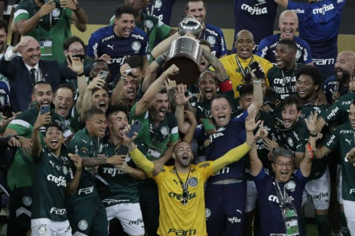 Fotos: La maldición de tocar la Copa Libertadores antes del juego y el gran festejo del Palmeiras