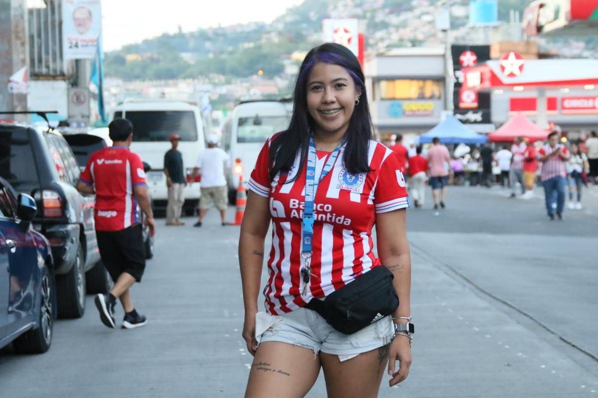 La bella barbie en el Nacional, el show de la Ultra Fiel y se burlan del Motagua en la previa del Olimpia-Cartaginés