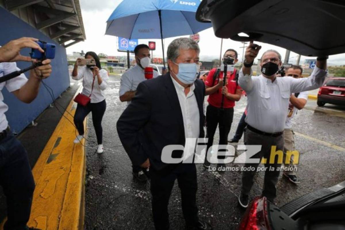 Bajo una copiosa lluvia: así fue la llegada de 'Bolillo' Gómez camino a su presentación como DT de Honduras
