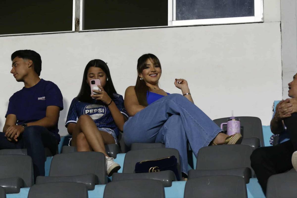 ¡Bellezas en el Nacional! Aficionada tica roba miradas y catrachas lucen espléndidas en el Motagua vs Alajuelense