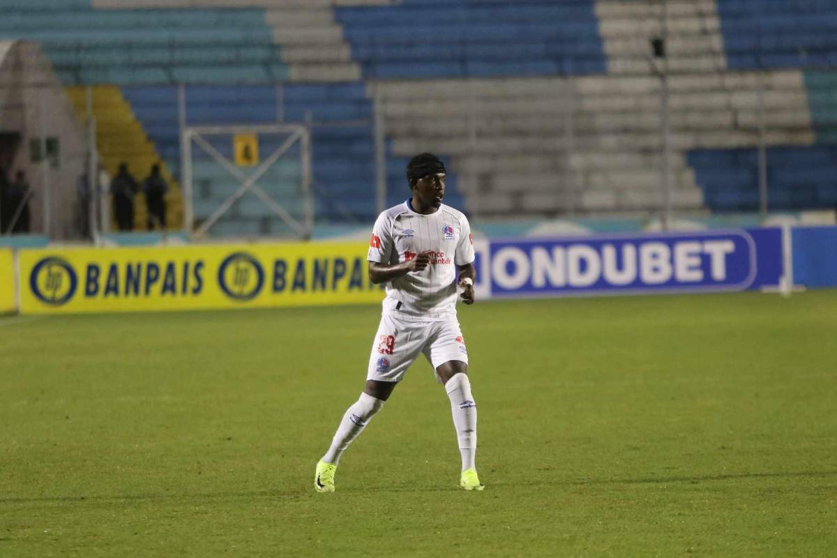 Alberth Elis vivió un día especial al volver a jugar, los saludos de Eduardo Espinel y el festejo de Jorge Benguché en la victoria del Olimpia