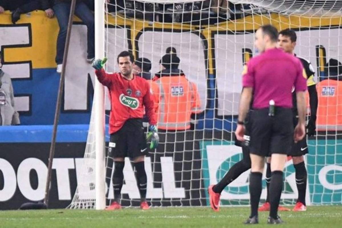 Los jugadores de campo que se vieron obligados a hacerla de portero