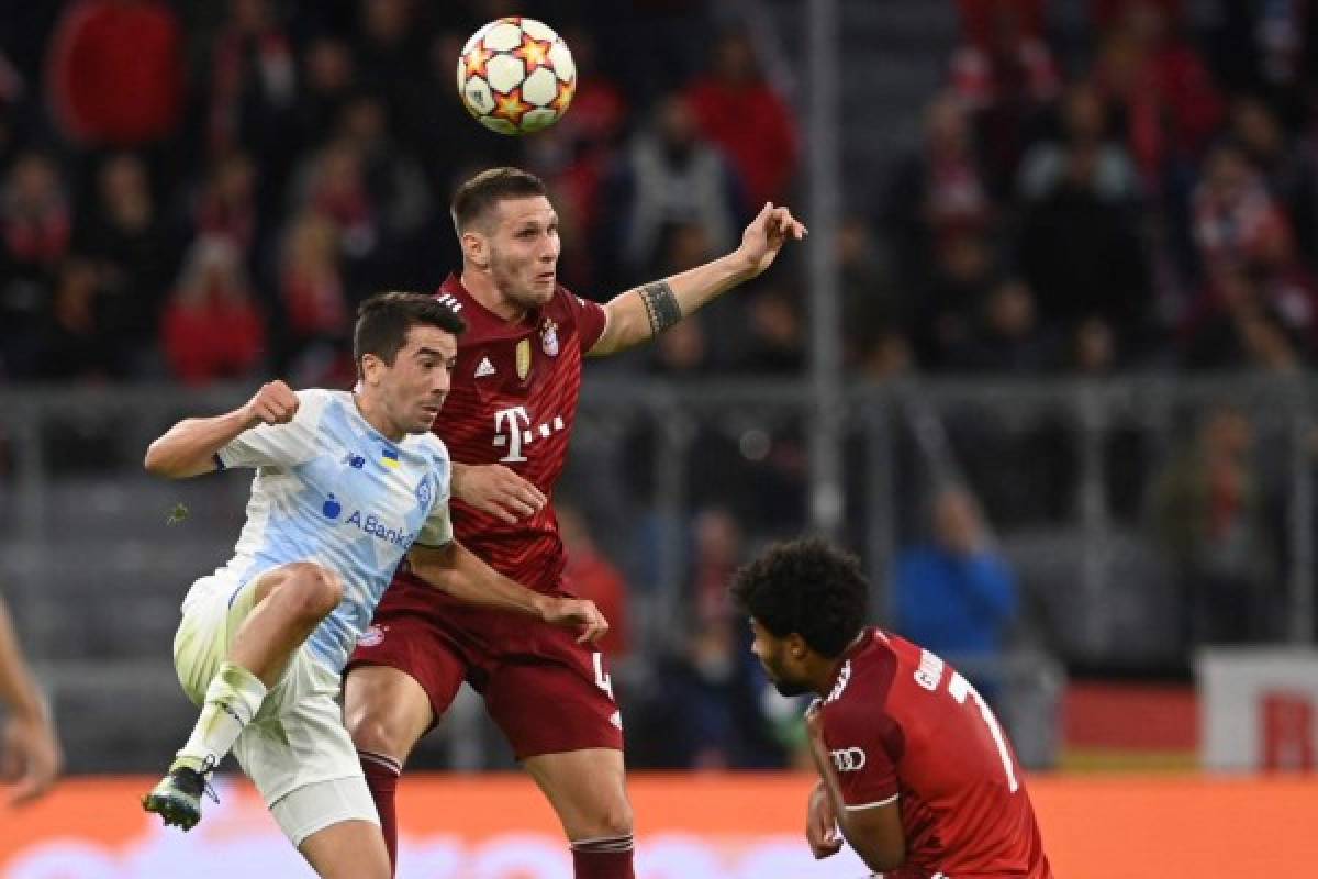 Dynamo Kiev's Ukrainian midfielder Denys Garmash (L) and Bayern Munich's German defender Niklas Suele vie for the ball during the UEFA Champions League Group E football match between FC Bayern Munich and FC Dynamo Kyiv in Munich, southern Germany, on September 29, 2021. (Photo by CHRISTOF STACHE / AFP)