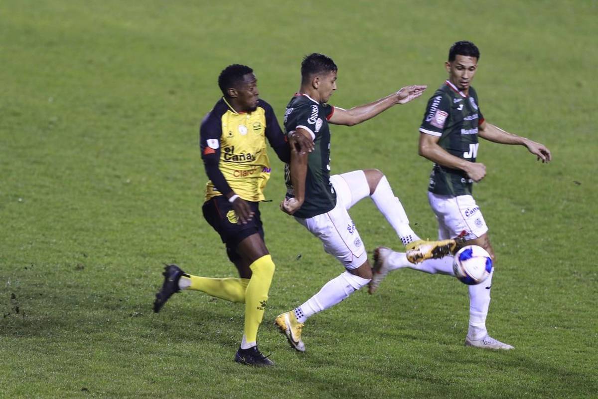 Héctor Vargas y el 11 titular con el que se estrenaría dirigiendo al Real España ante Olimpia