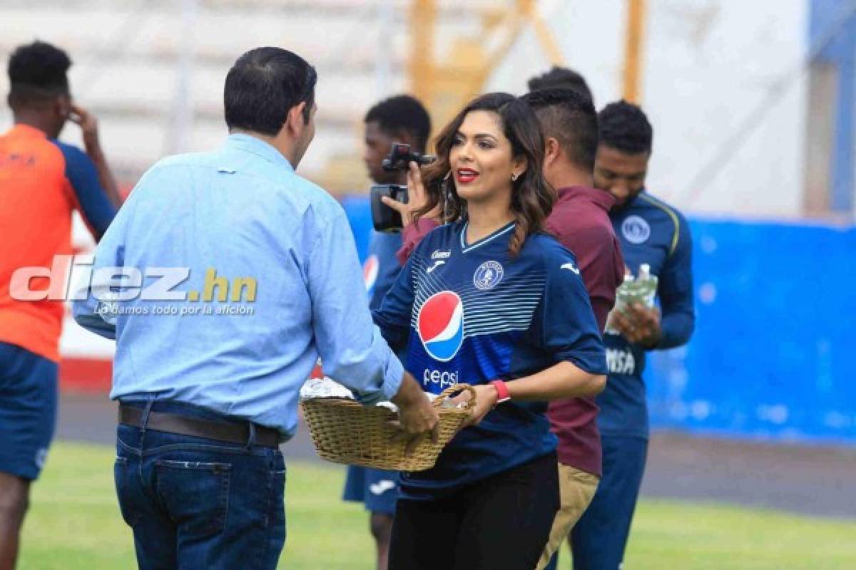 Bella presentadora olimpista sorprende a jugadores del Motagua llevándoles comida al entrenamiento