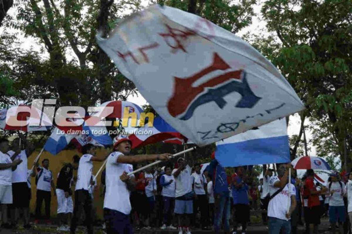 Barra del Olimpia llegó a motivar al plantel previo al juego ante Saprissa