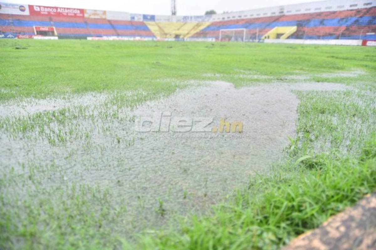 ¡INUNDADO! El estadio ceibeño se ha convertido en un verdadero pantano