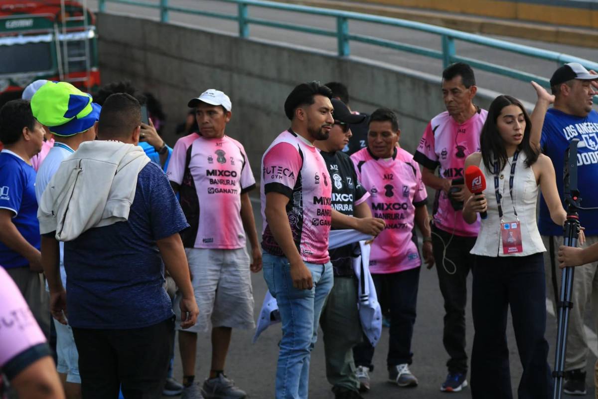 ¿Quién era la bella dama de blanco? Mixco sorprende con trajes y la Ultra se roba el show