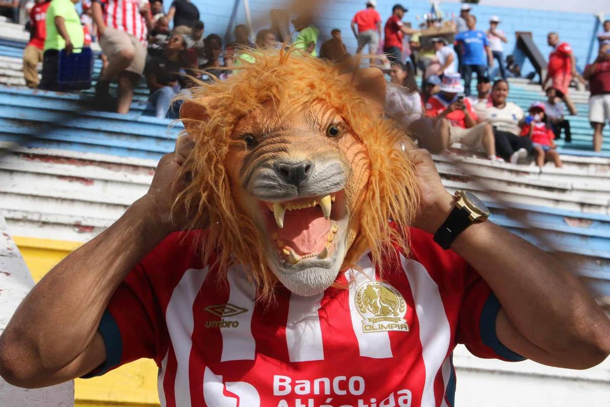 No se vio por TV: Interceptan a Troglio llegando al estadio, el look del Chino López y, ¿qué hacían en los banquillos?