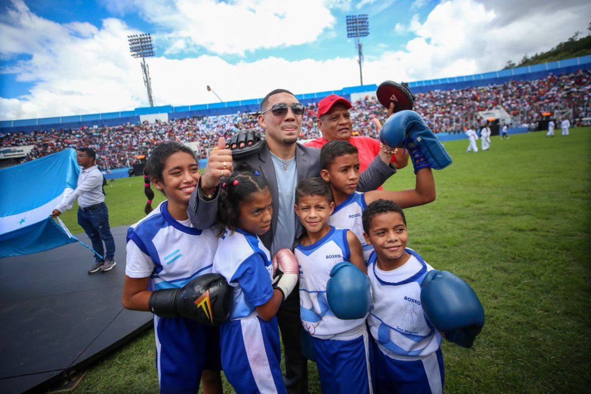 ¡Un show “peleando” con niños! Así fue captado el boxeador Teófimo López en su presencia en los desfiles de Honduras