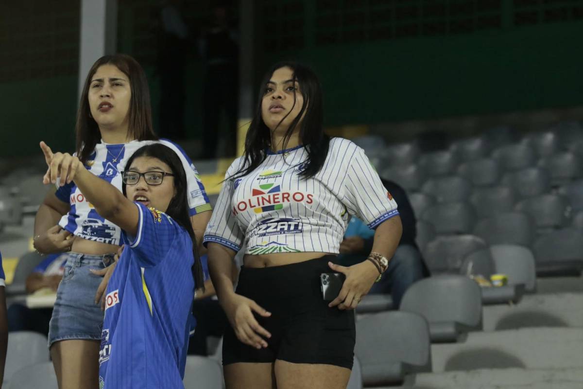 Llegando al Nacional se le avalanzaron a Moreira, las bellezas del Real España y el detalle de Jefryn Macías