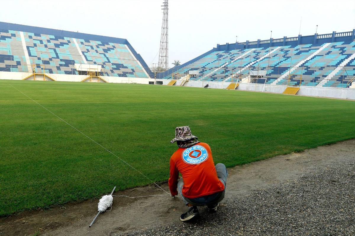 ¡Como mesa de billar! Estadio Morazán luce espectacular nueva grama y comienzan a realizar instalaciones