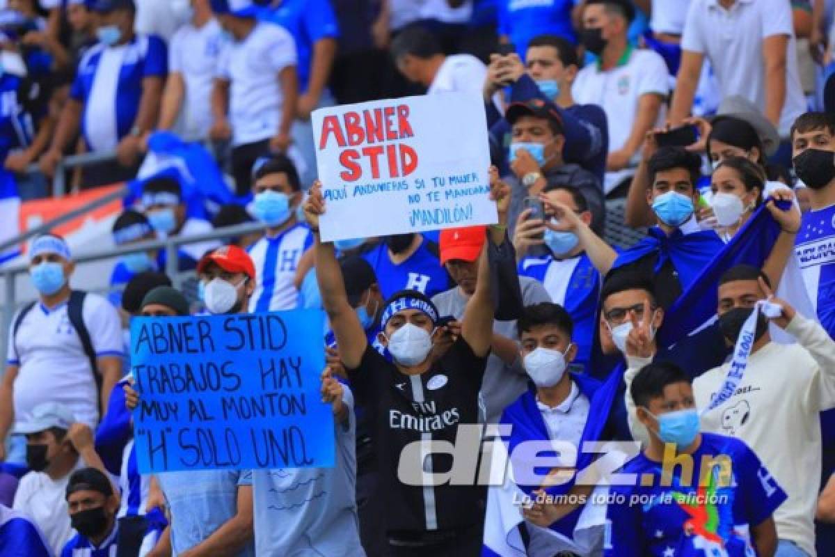 'Extraño a mi ex', 'mandilón': Las pancartas más curiosas y jocosas en el Estadio Olímpico