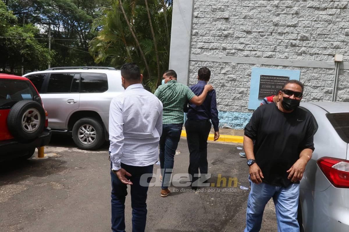 ¡Zafarrancho en la Villa Olímpica! Simpatizantes y empleados sacan corriendo a Salvador Nasralla y lo llaman ‘‘traidor’’