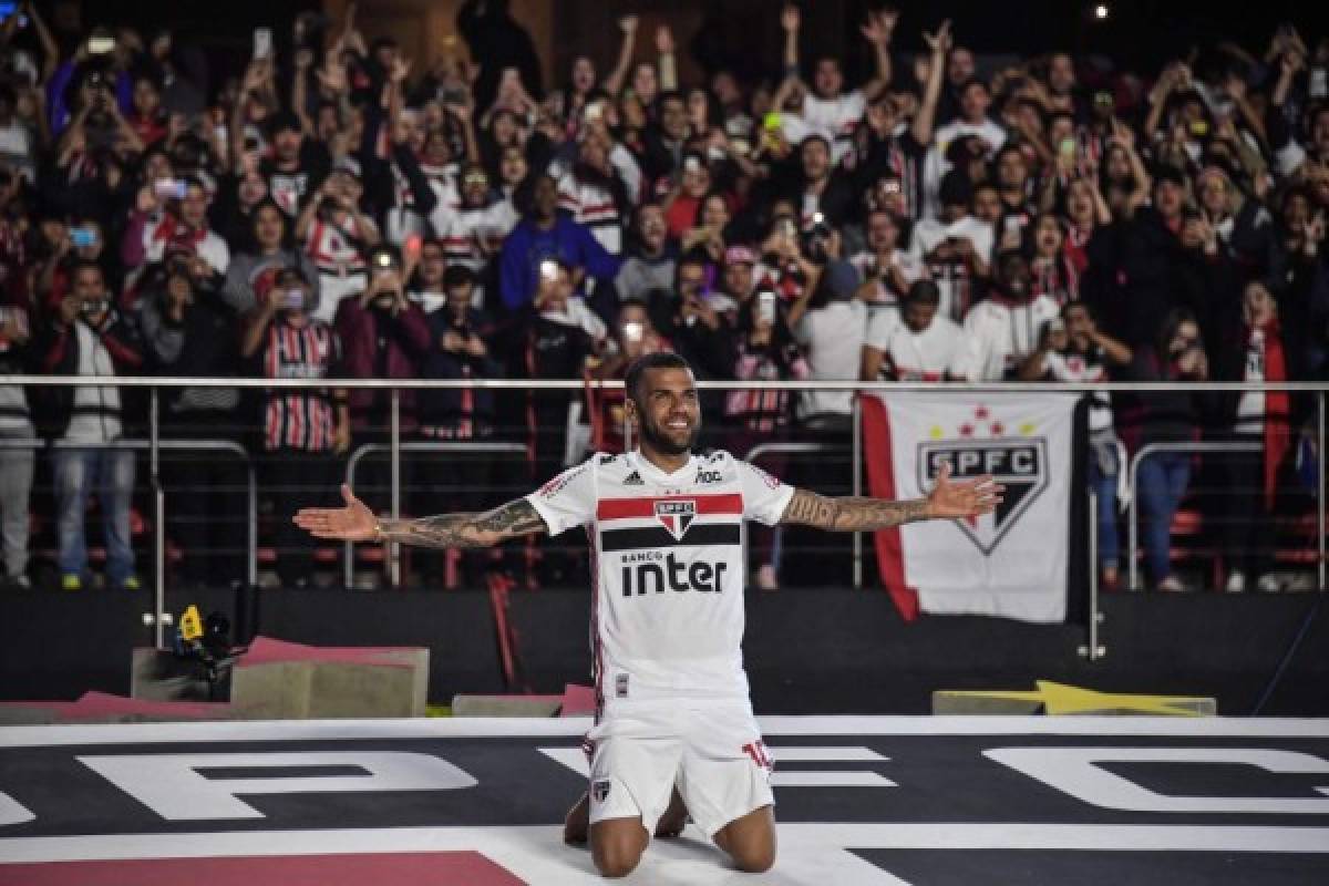 Descalzo, insólito dorsal y fiesta: La épica presentación de Dani Alves con Sao Paulo