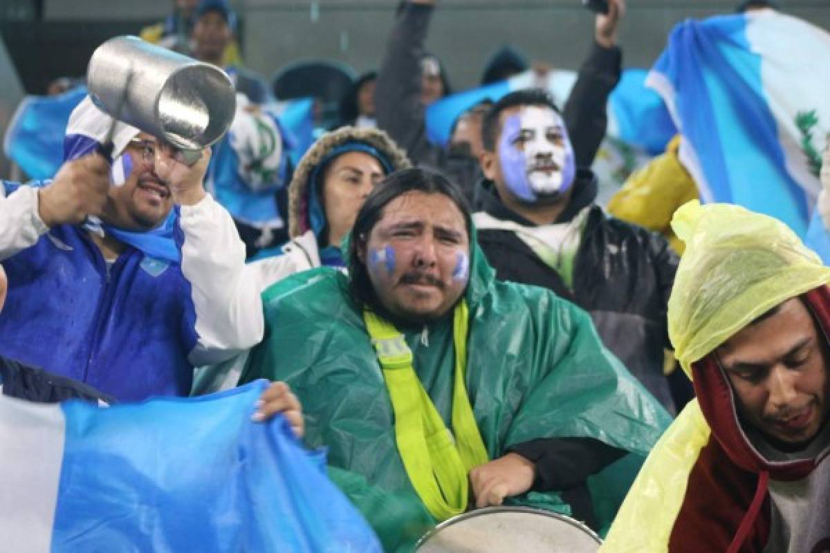 ¡Ni la lluvia los detuvo! Afición de El Salvador y Guatemala pone el ambiente en California