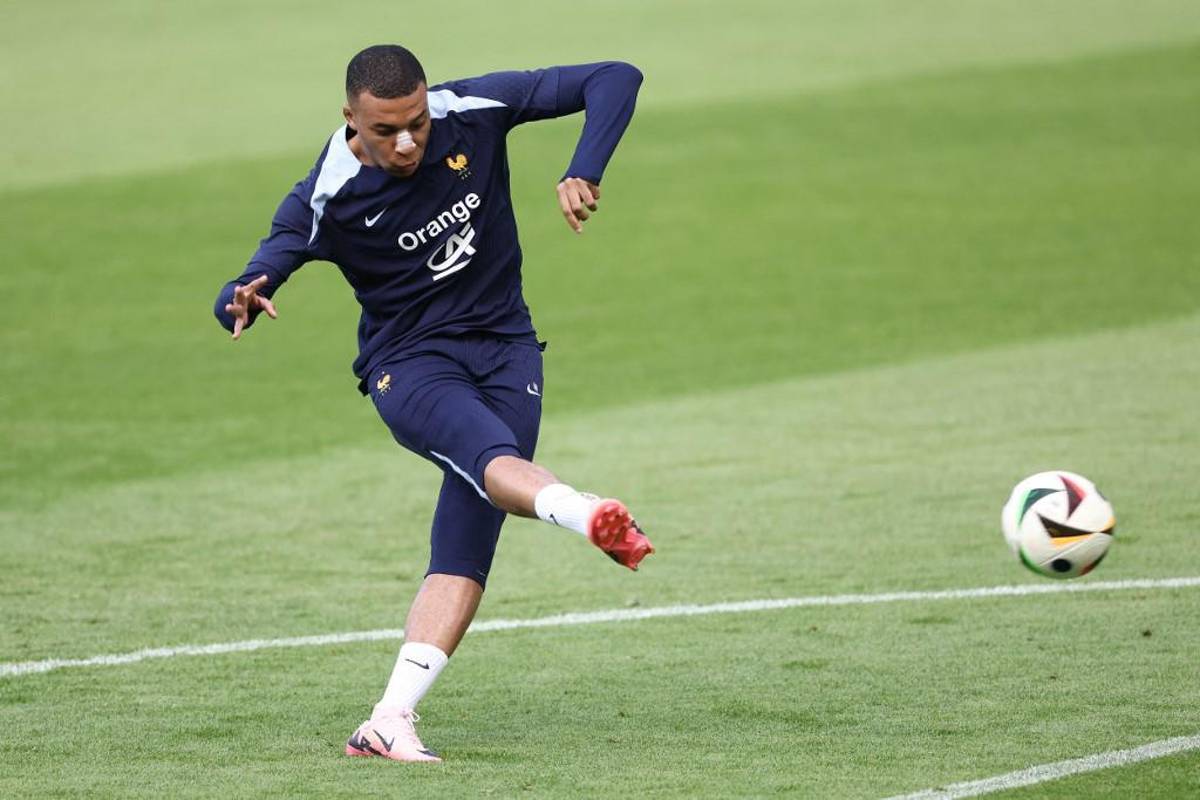 Las primeras fotos de Kylian Mbappé tras fracturarse la nariz en la Eurocopa 2024: el anuncio de su entrenador
