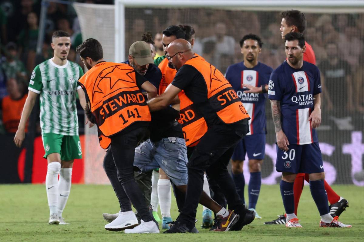 ¡Locura en Israel por Messi! Aficionado se salta al campo para abrazarlo y la reacción del argentino en el Maccabi Haifa-PSG