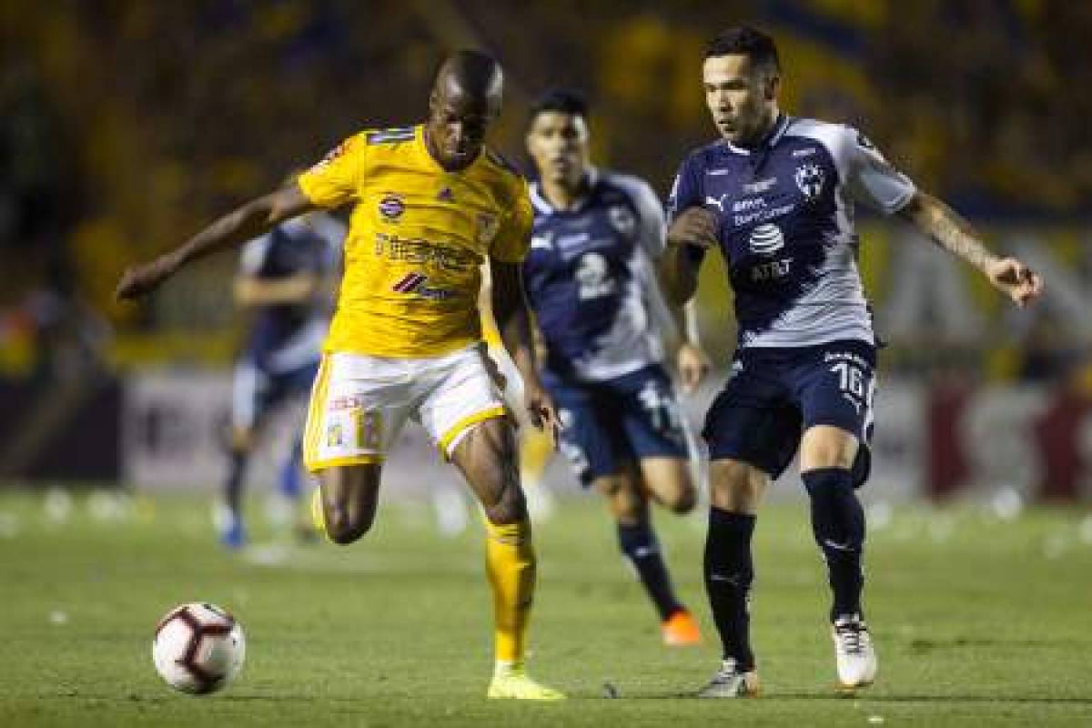 Mexico's Tigres Enner Valencia (L) vies for the ball with Mexico's Monterrey Celso Ortiz (R) during the first football match of the final of the Concacaf Champions League at Universitario stadium in Monterrey, Mexico, on April 23, 2019. (Photo by Julio Cesar AGUILAR / AFP)
