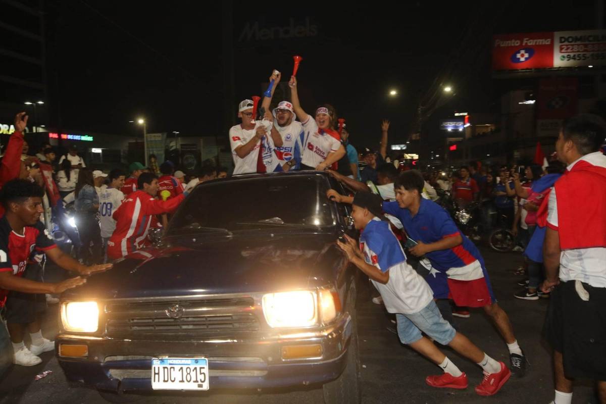¡Encima de los carros! Locura en Tegucigalpa y San Pedro Sula por Olimpia: así es la tremenda caravana por la ‘36’