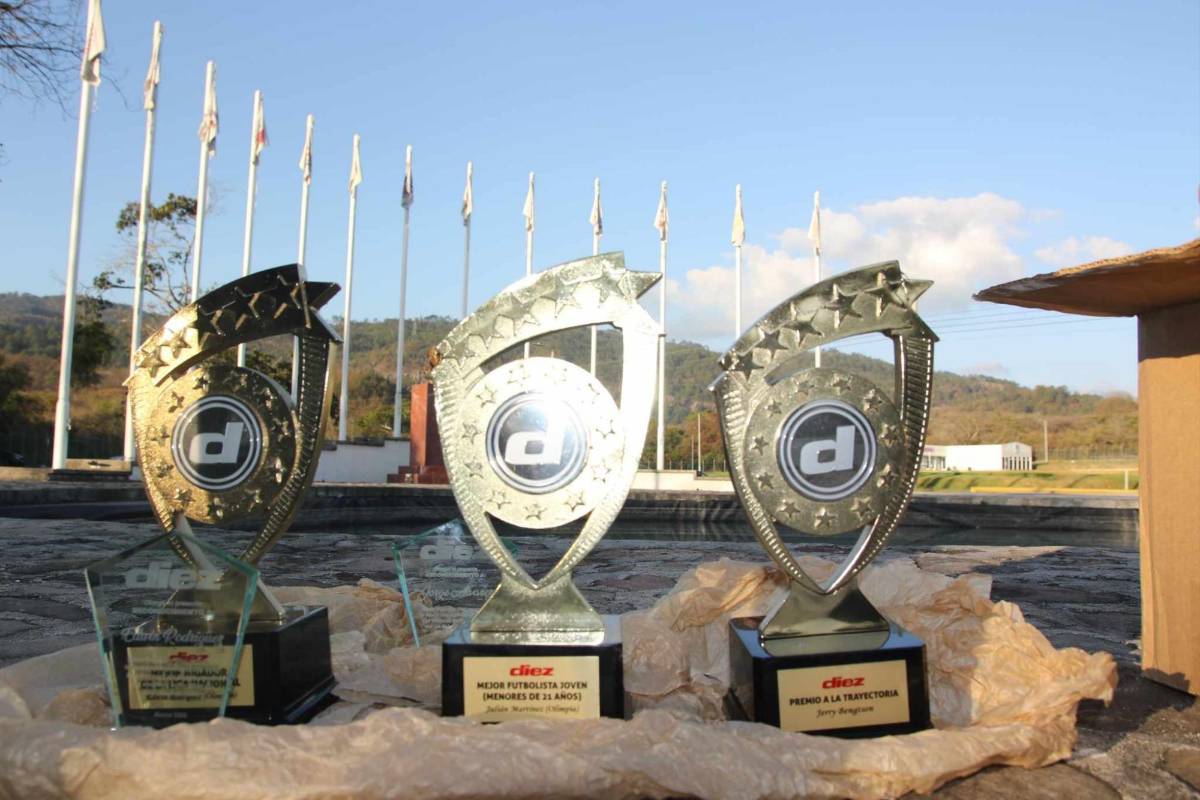 Futbolistas del Olimpia reciben los trofeos de Premios DIEZ, nuevo look ¿Posible sorpresa en el 11 titular?