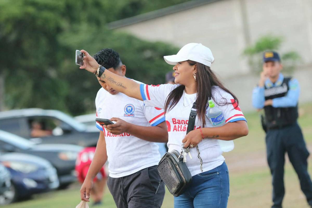 Aficionadas del Olimpia enamoran, aparece la famosa gorra del Platense y el selfie