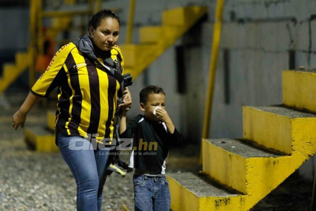 FOTOS: Reclamos, altercados y bombas lacrimógenas en el estadio Morazán