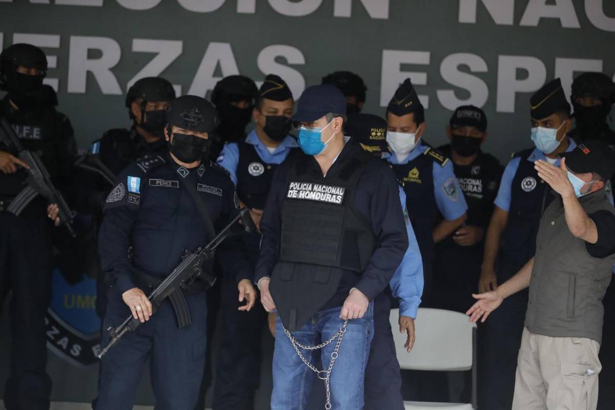 En camionetas de la DEA, “enchachado” de pies y manos y con chaleco antibalas: Las fotos del expresidente Juan Orlando Hernández tras ser capturado en Tegucigalpa