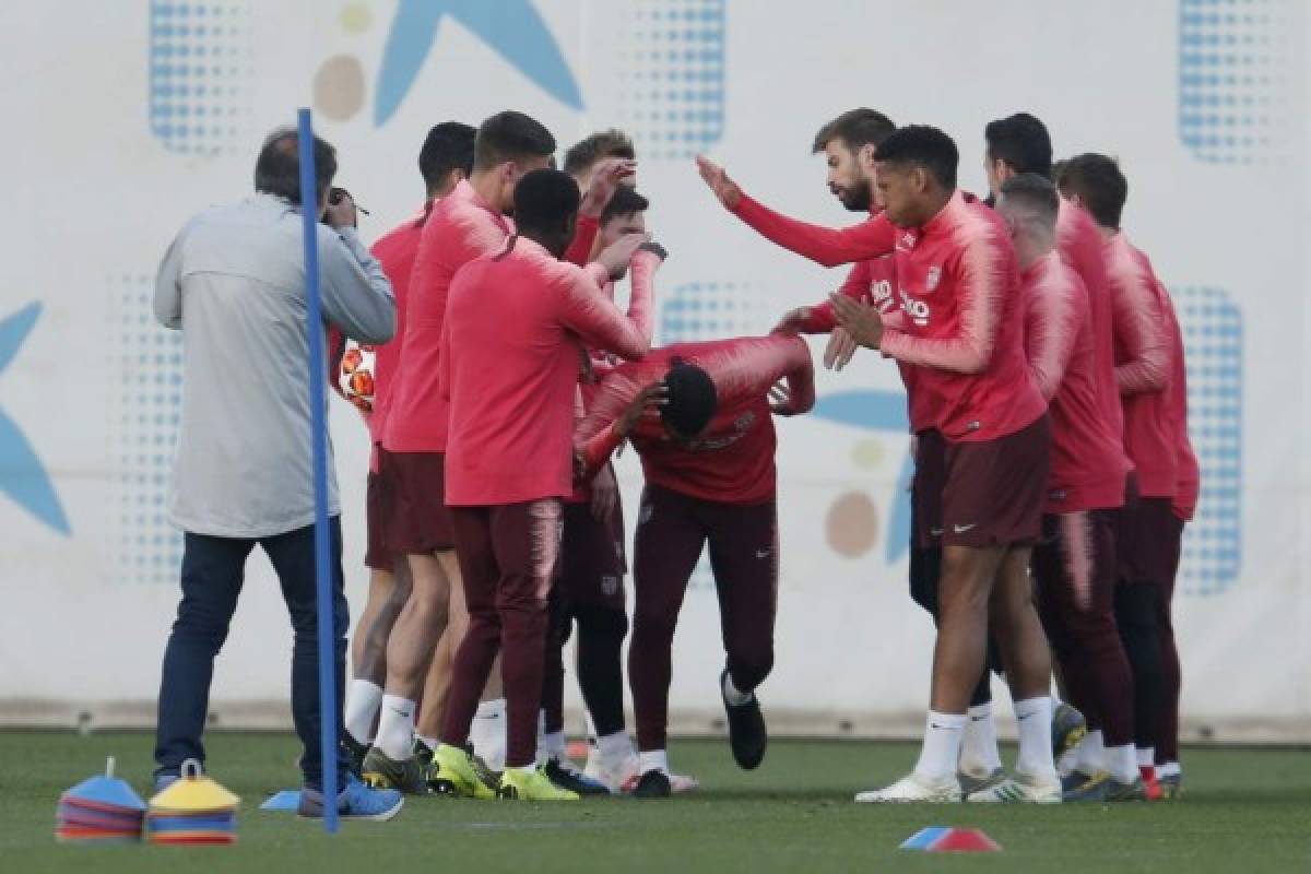 Barcelona´s players joke during a training session at the Joan Gamper Sports Center in Sant Joan Despi on April 15, 2019 on the eve of the Champions League second leg quarter-final football match between FC Barcelona and Manchester United. (Photo by Pau Barrena / AFP)