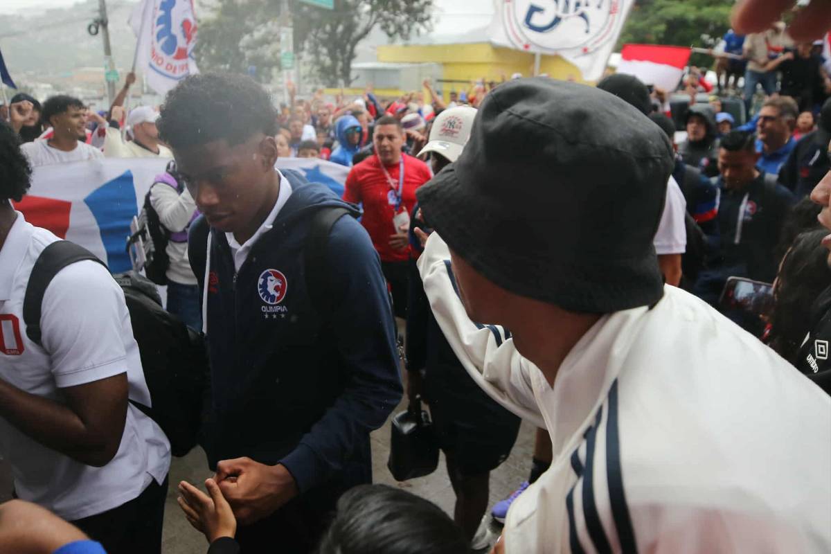 Imágenes: Así le reclamó la Ultra Fiel al Olimpia, los encerraron ¿Cuál fue la reacción de Eduardo Espinel?