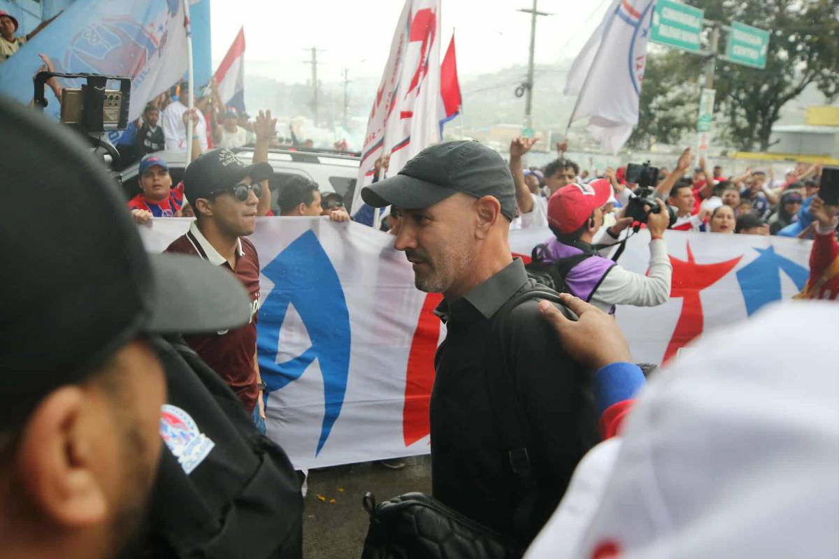 Imágenes: Así le reclamó la Ultra Fiel al Olimpia, los encerraron ¿Cuál fue la reacción de Eduardo Espinel?