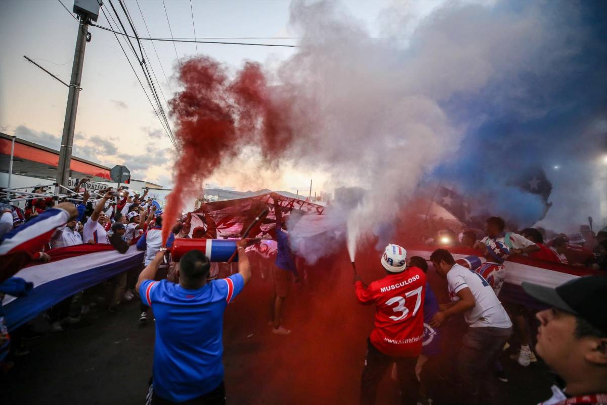 Impresionante recibimiento a Olimpia en la final contra Motagua, los tres legionarios europeos que sorprendieron y las dos bellezas