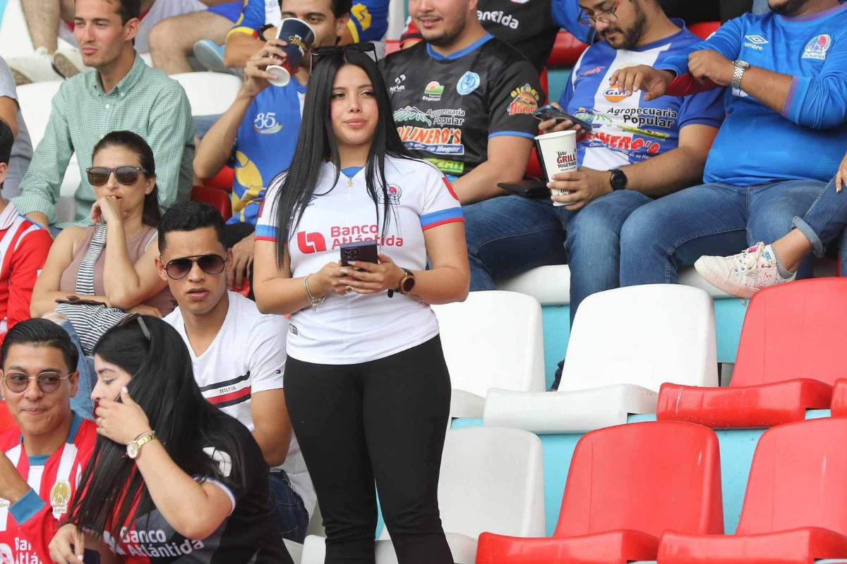 La reina que enamoró en La Ceiba y el Yankel estuvo lleno de hermosuras: las bellas mujeres que visitaron los estadios de Honduras