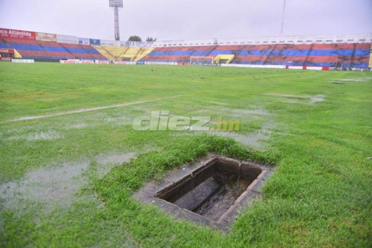 ¡INUNDADO! El estadio ceibeño se ha convertido en un verdadero pantano