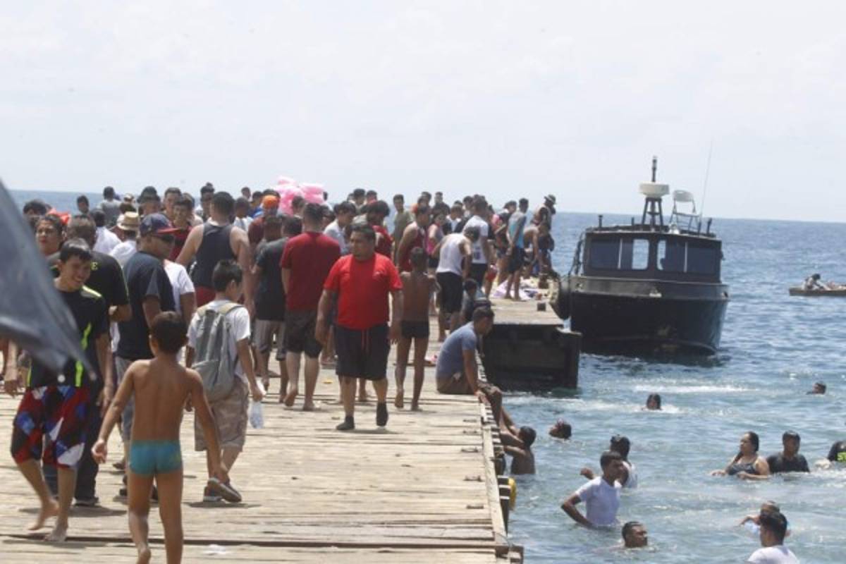 El ardiente verano 2017 en las playas de Honduras