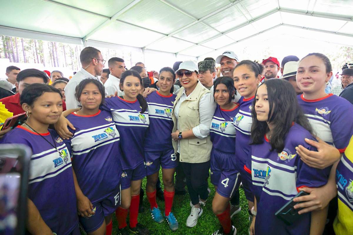 ¡Una mesa de billar entre la naturaleza! CONDEPOR inaugura hermosa cancha de grama sintética en Valle de Ángeles