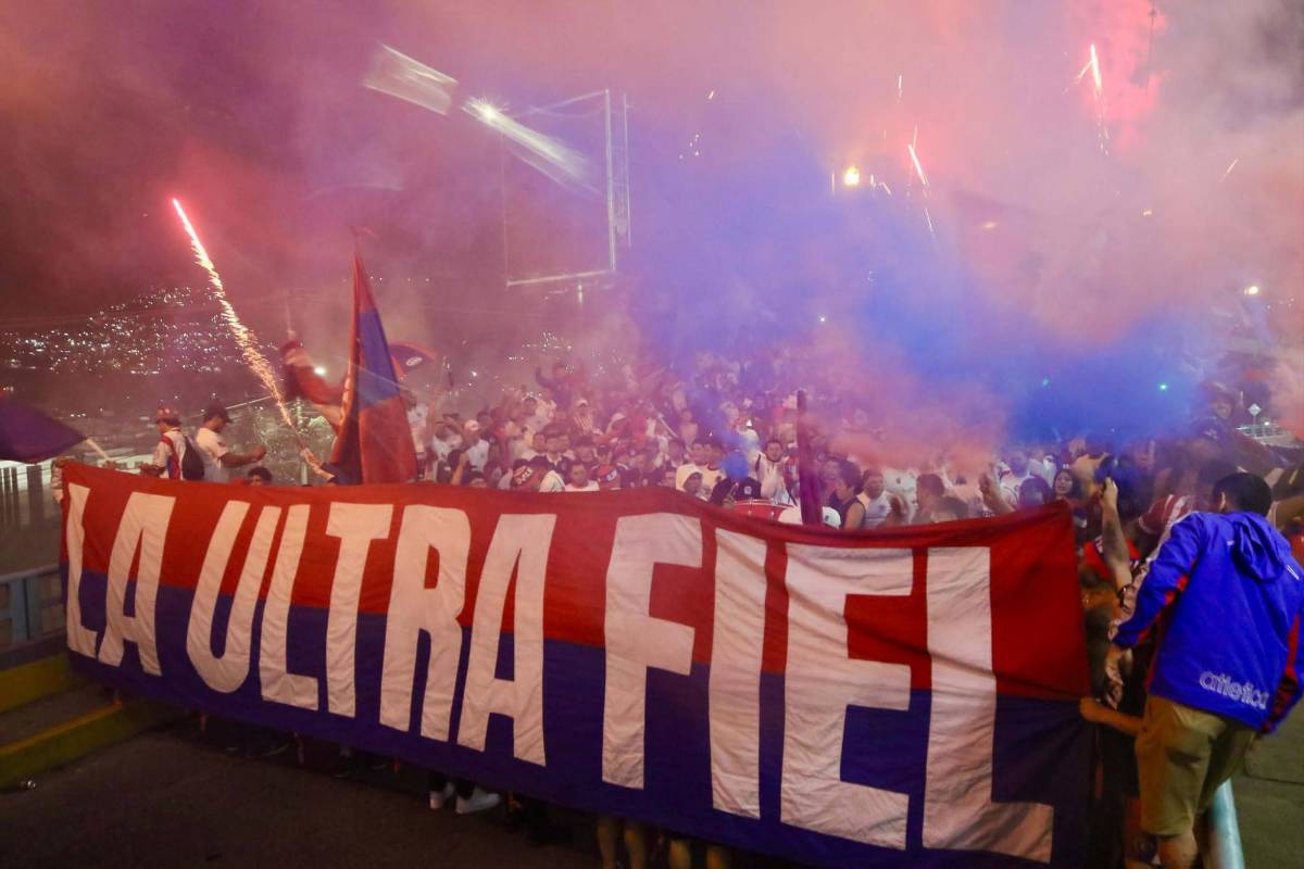 Ambientazo: el show de la Ultra Fiel y lindas chicas en la previa del Olimpia vs. Firpo